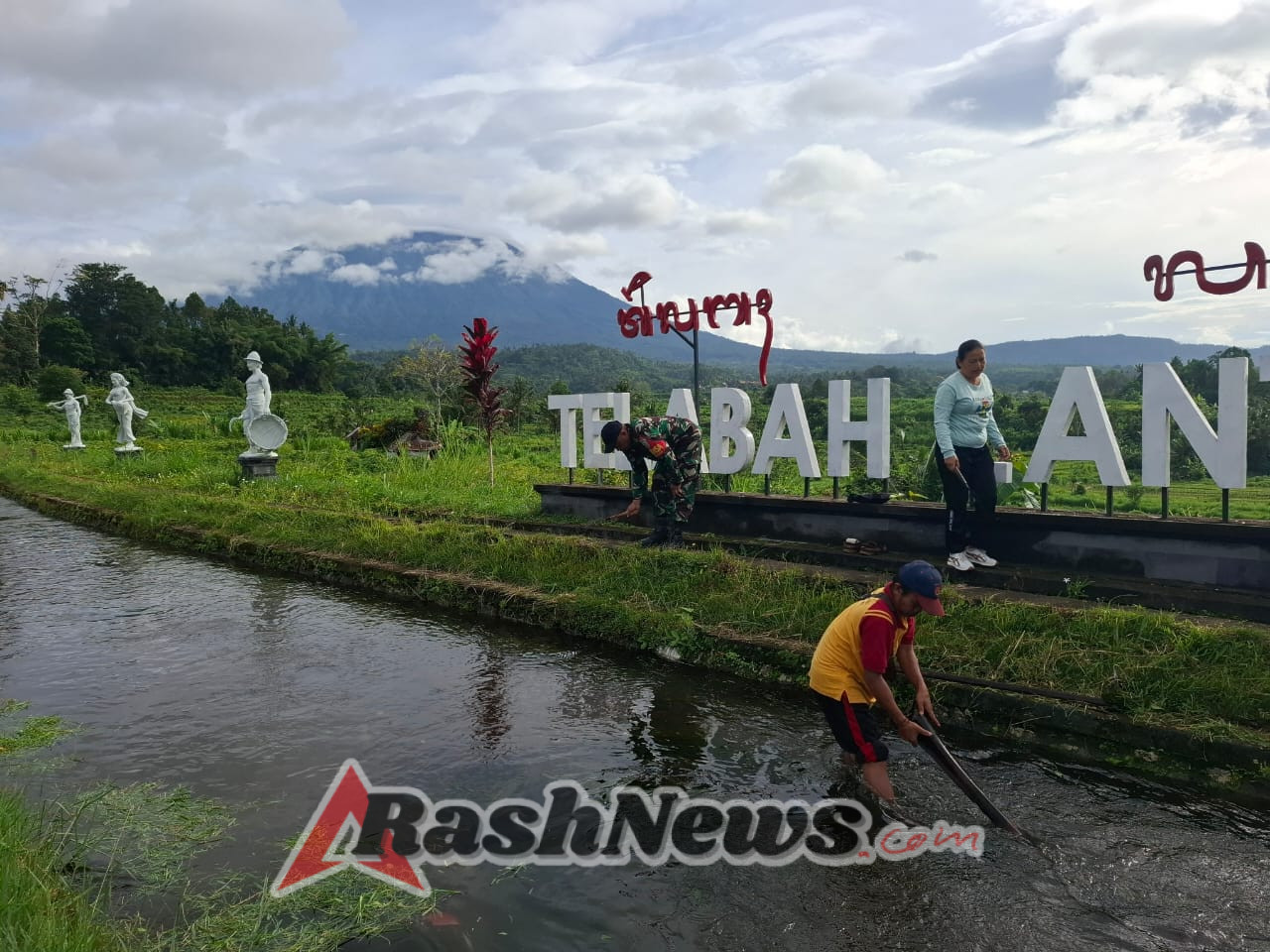 Babinsa 1623-07/Selat Gotong Royong Bersihkan Sampah di Aliran Sungai.