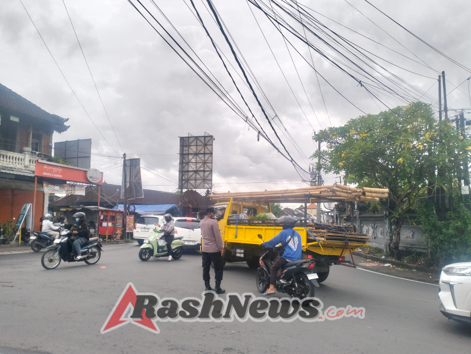 Minimalkan Kemacetan, Polsek Abiansemal Fokuskan Pengaturan Lalin Pada Jalur Rawan Padat