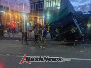 Truk Tergelincir Masuk Parit di Pulau Moyo yang mengakibatkan lalu lintas tersendat, berhasil di evakuasi