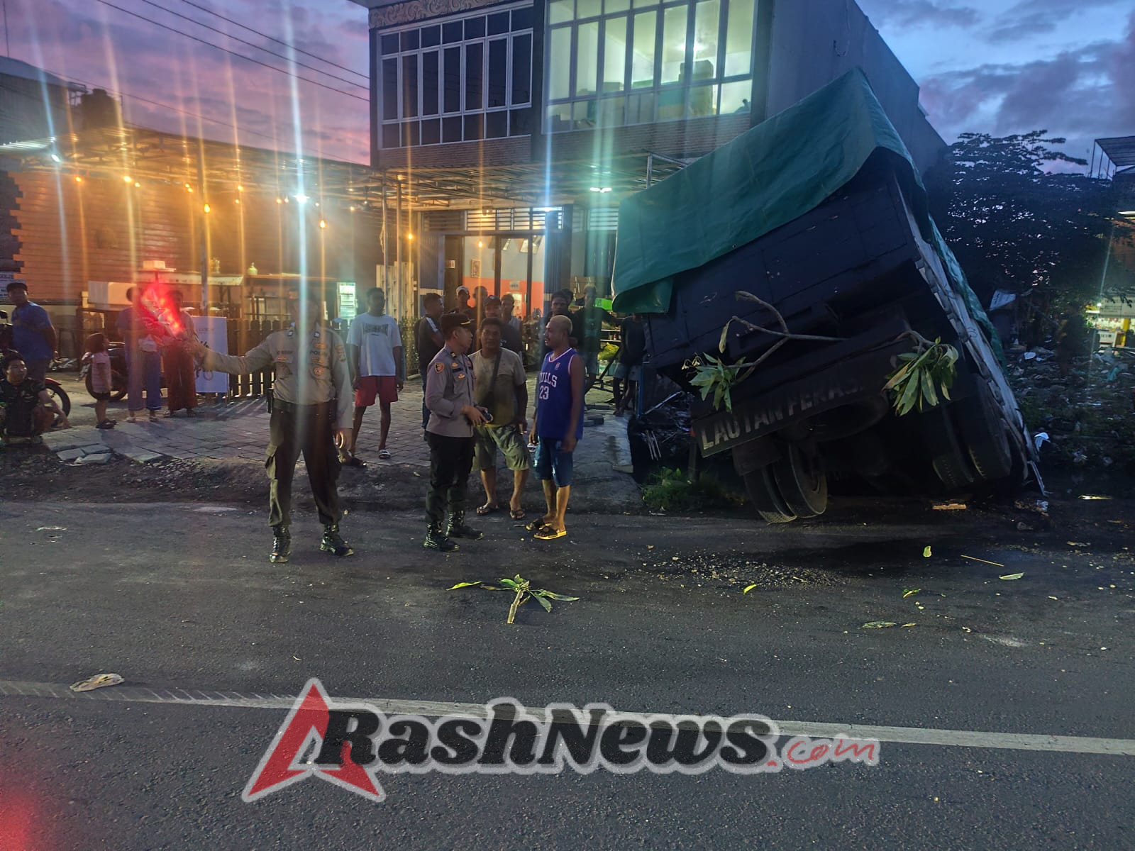 Truk Tergelincir Masuk Parit di Pulau Moyo yang mengakibatkan lalu lintas tersendat, berhasil di evakuasi