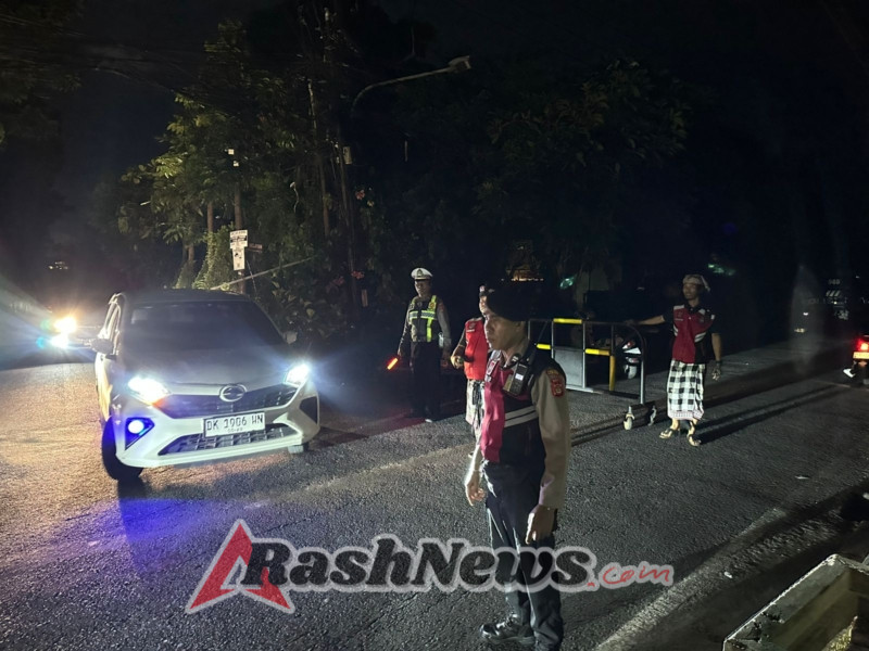 Polsek Kuta Utara Kolaborasi Pecalang  Amankan Prosesi Mesuci Di Setra Banjara Adat Canggu