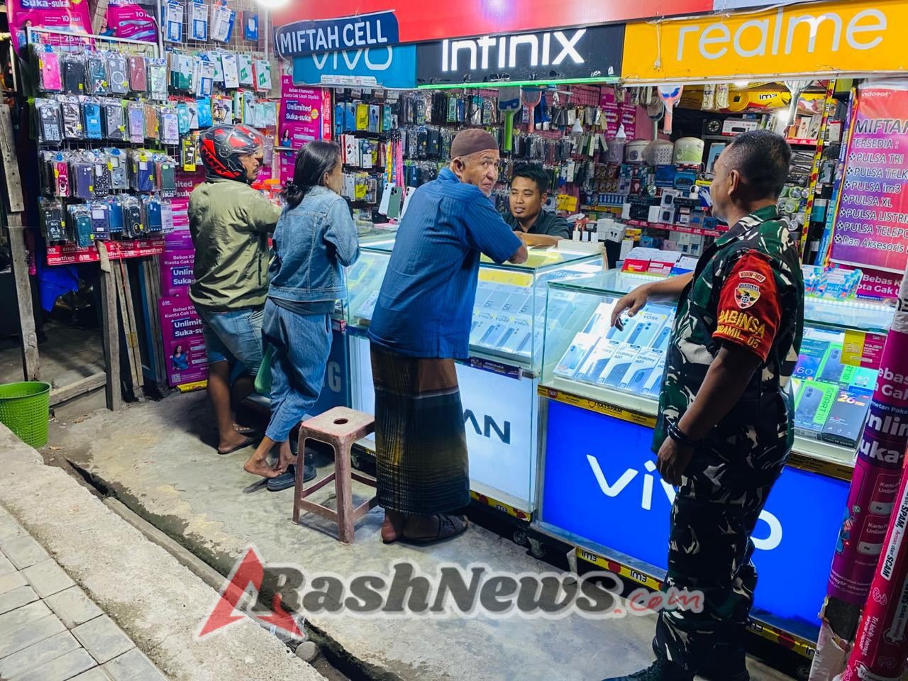 Babinsa Aesesa Aktif Pantau Situasi Wilayah Melalui Patroli Siskamling