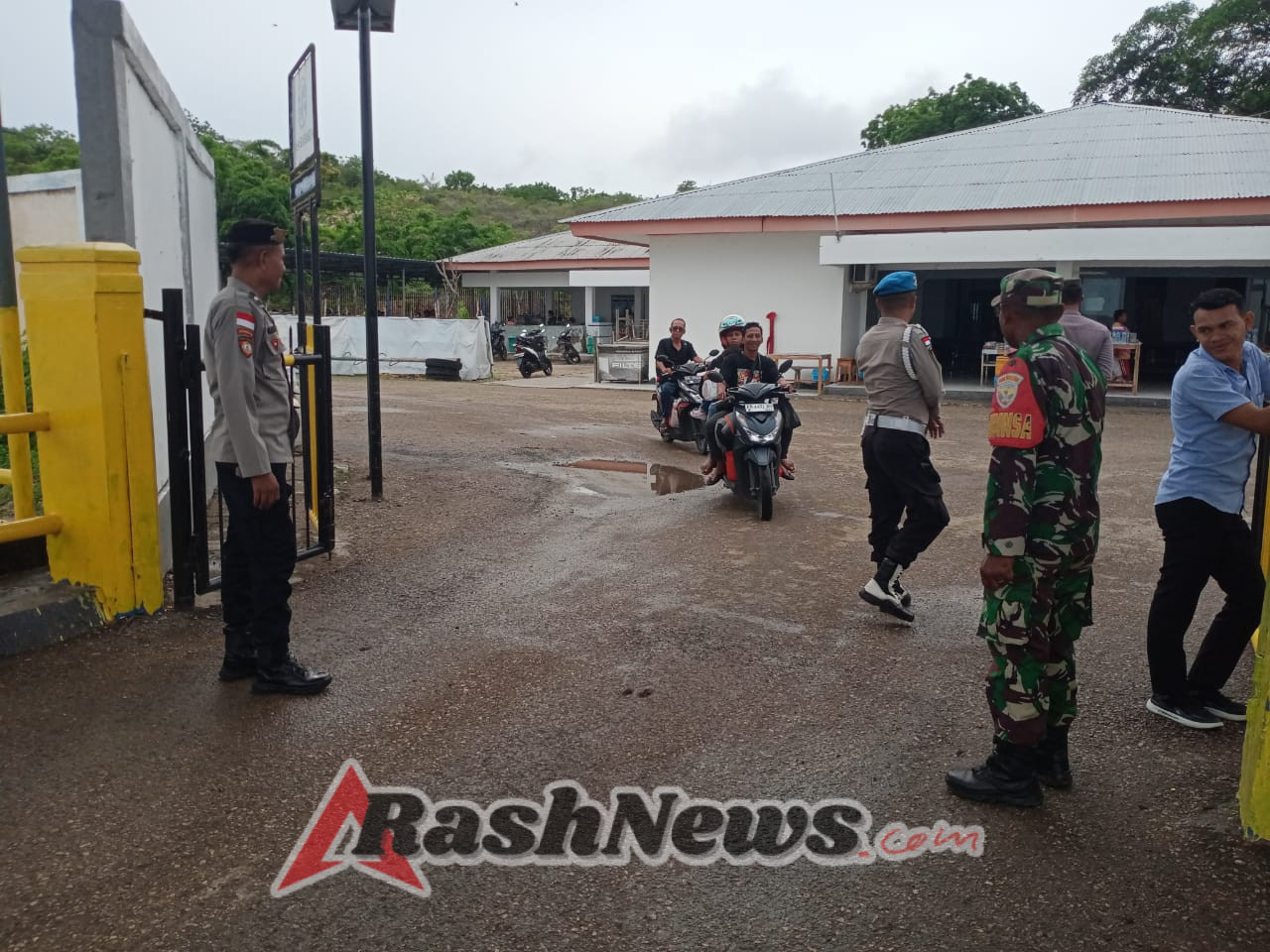 Tingkatkan Keamanan, Babinsa Berikan Imbauan kepada Penumpang Kapal di Pelabuhan Pantai Baru
