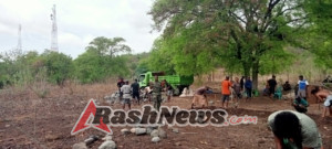 Babinsa Kolana Utara Dampingi Warga Dirikan Pondasi Rumah Secara Gotong Royong