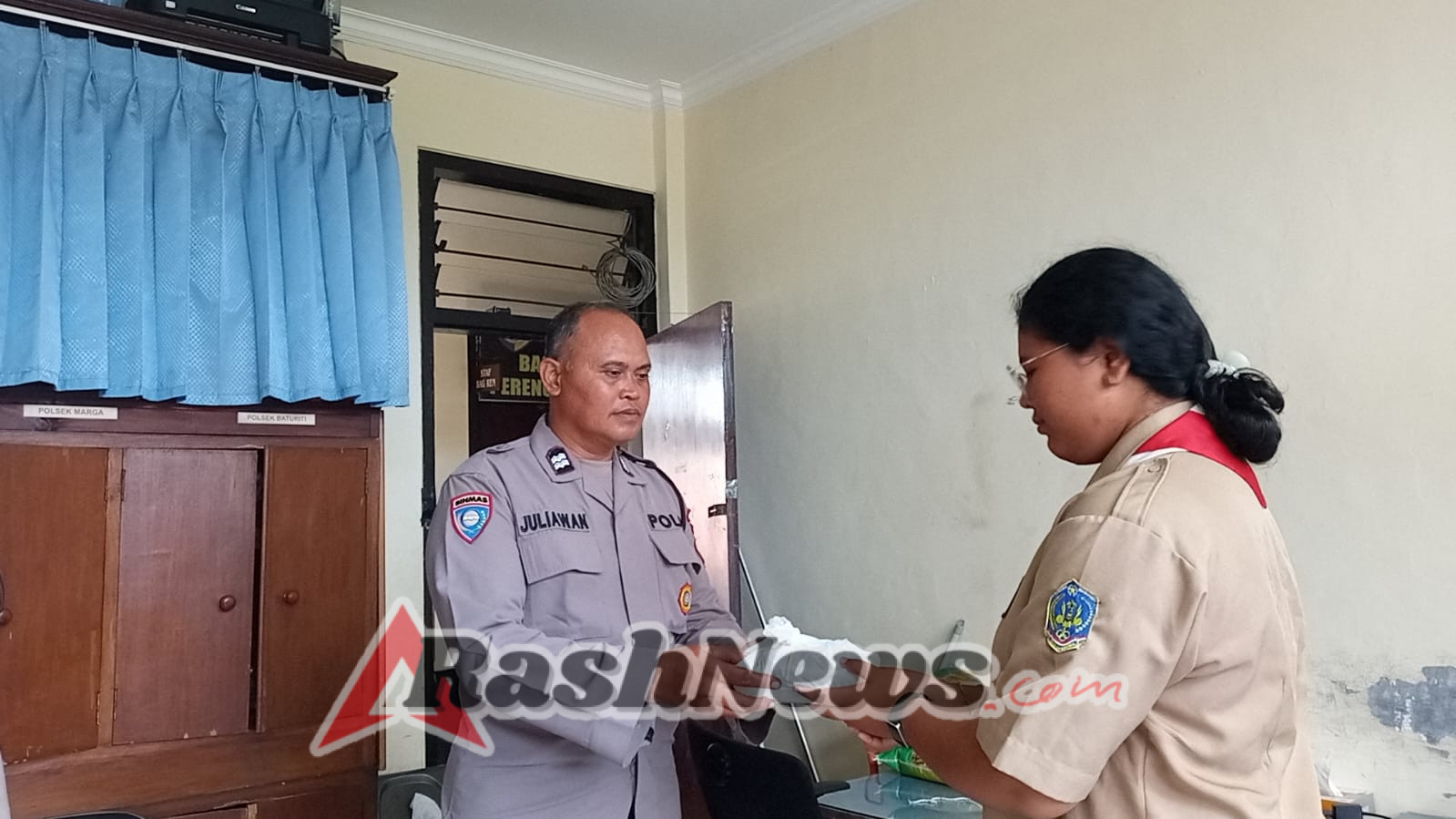 Saka Bhayangkara Tabanan Beri Bingkisan Khas Galungan kepada Sat Binmas sebagai Wujud Apresiasi