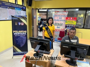 Gerakan Polantas Menyapa, Mendekatkan Polisi dengan Masyarakat di Loket Pelayanan SIM