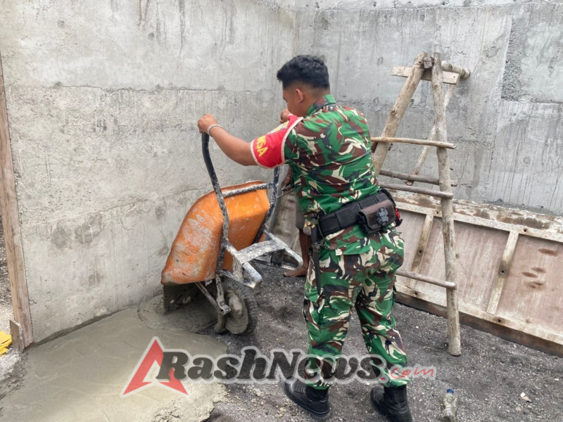 Karya Bakti Babinsa Koramil 1602-04/Maurole Berjalan Lancar di Desa Ranakolo Selatan