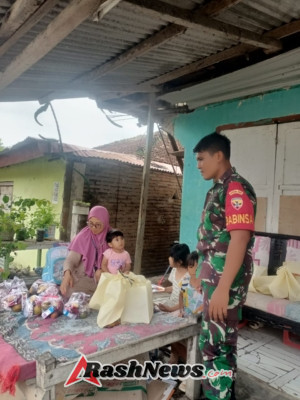Sinergi TNI dan Posyandu, Babinsa Seteluk Rea Dampingi Penyaluran Menu Bergizi kepada Warga