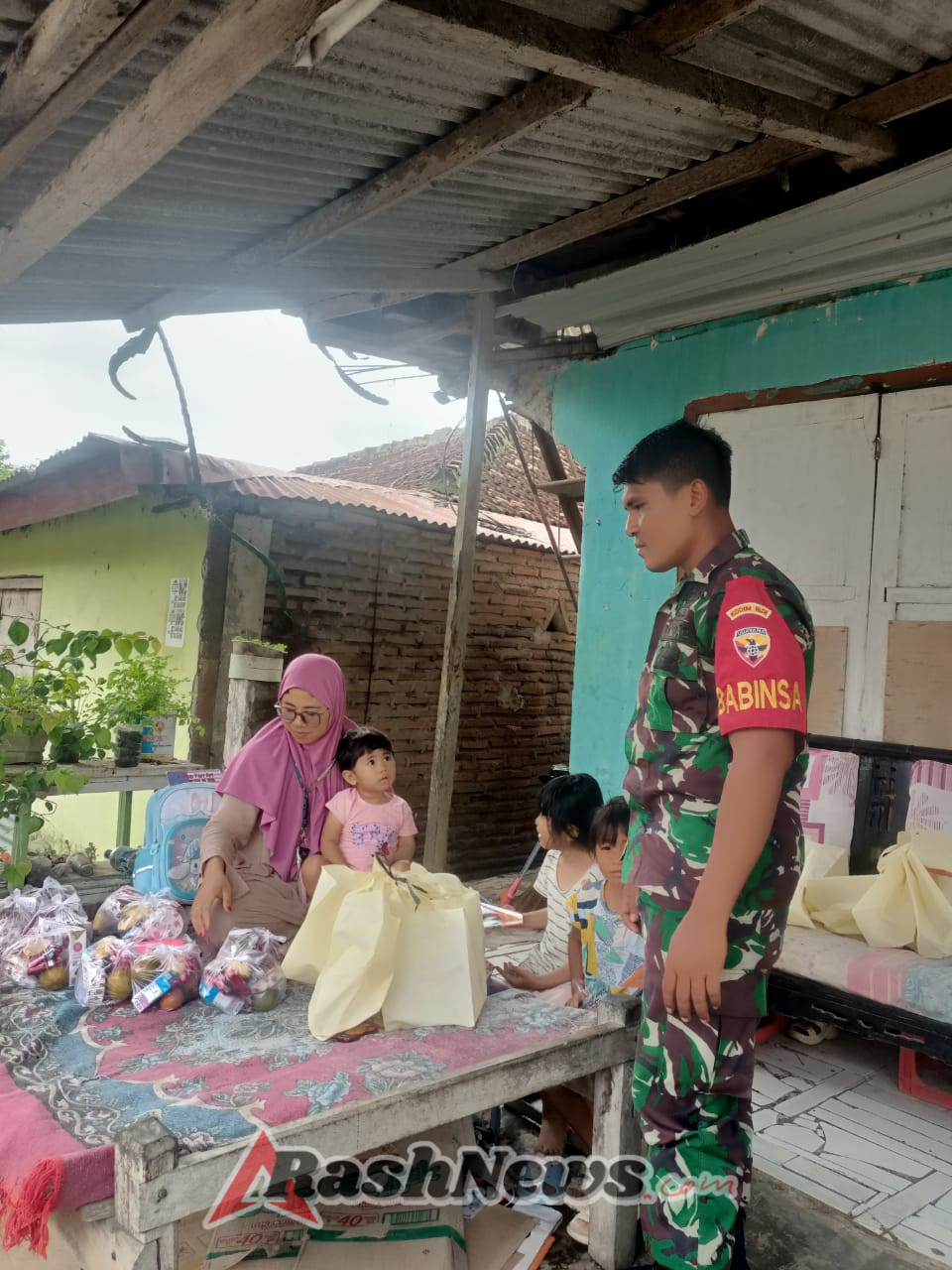 Sinergi TNI dan Posyandu, Babinsa Seteluk Rea Dampingi Penyaluran Menu Bergizi kepada Warga