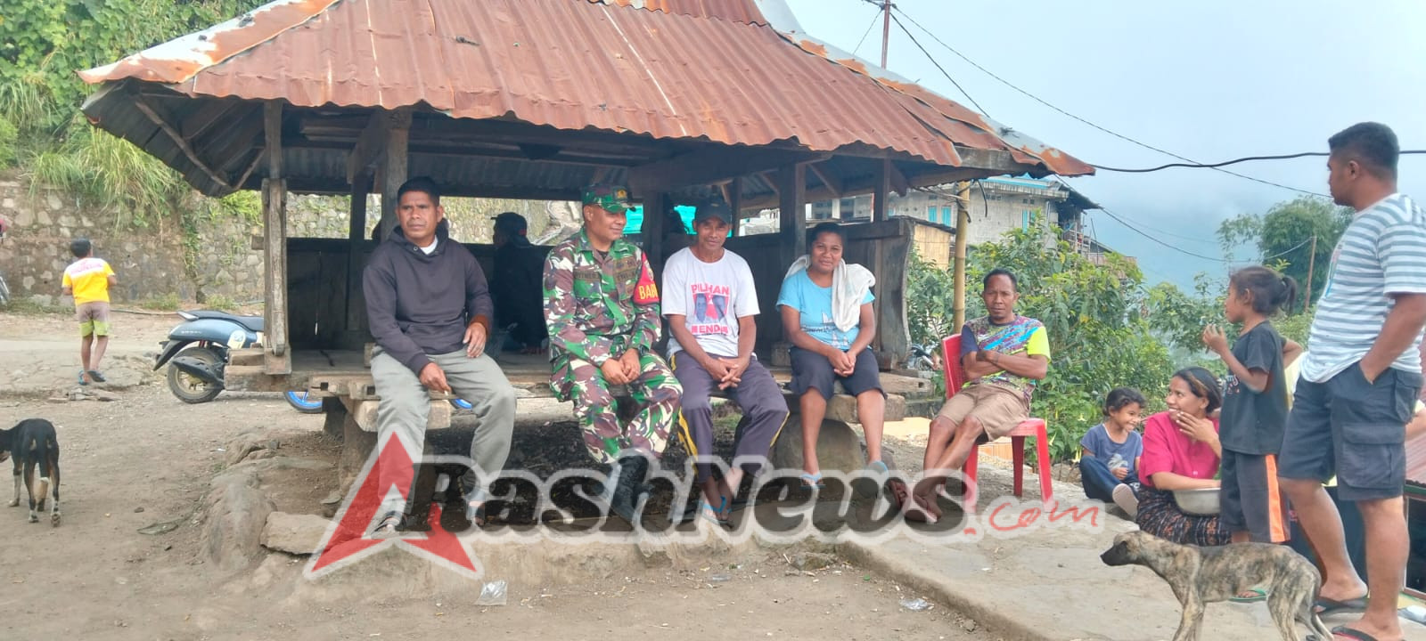 Babinsa Koramil 1602-01/Ende Hadir di Tengah Masyarakat untuk Jaga Keamanan dan Ketertiban