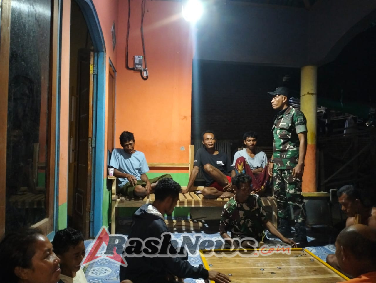 Ronda Malam di Desa Mawu, Babinsa Ingatkan Warga Cek Keamanan Rumah dan Kelengkapan Berkendara