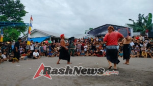 TNI Kawal Tradisi Peresean, Warga Sesela Rayakan HUT Desa ke-154 dengan Meriah