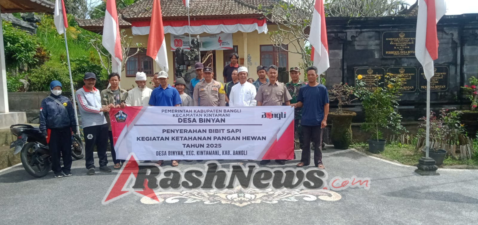 Bhabinkamtibmas Desa Binyan, , melakukan pendampingan penyerahan 16 ekor bibit sapi kepada warga penerima manfaat.
