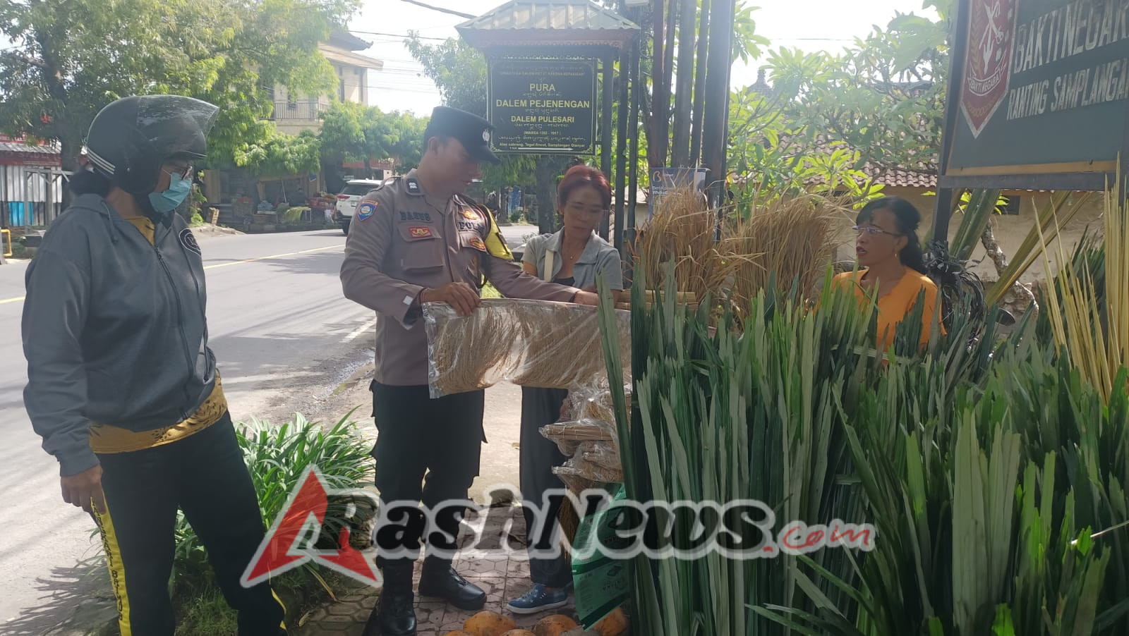 Bhabinkamtibmas Samplangan Sambangi Pedagang Penjor Menjelang Hari Raya Galungan dan Kuningan