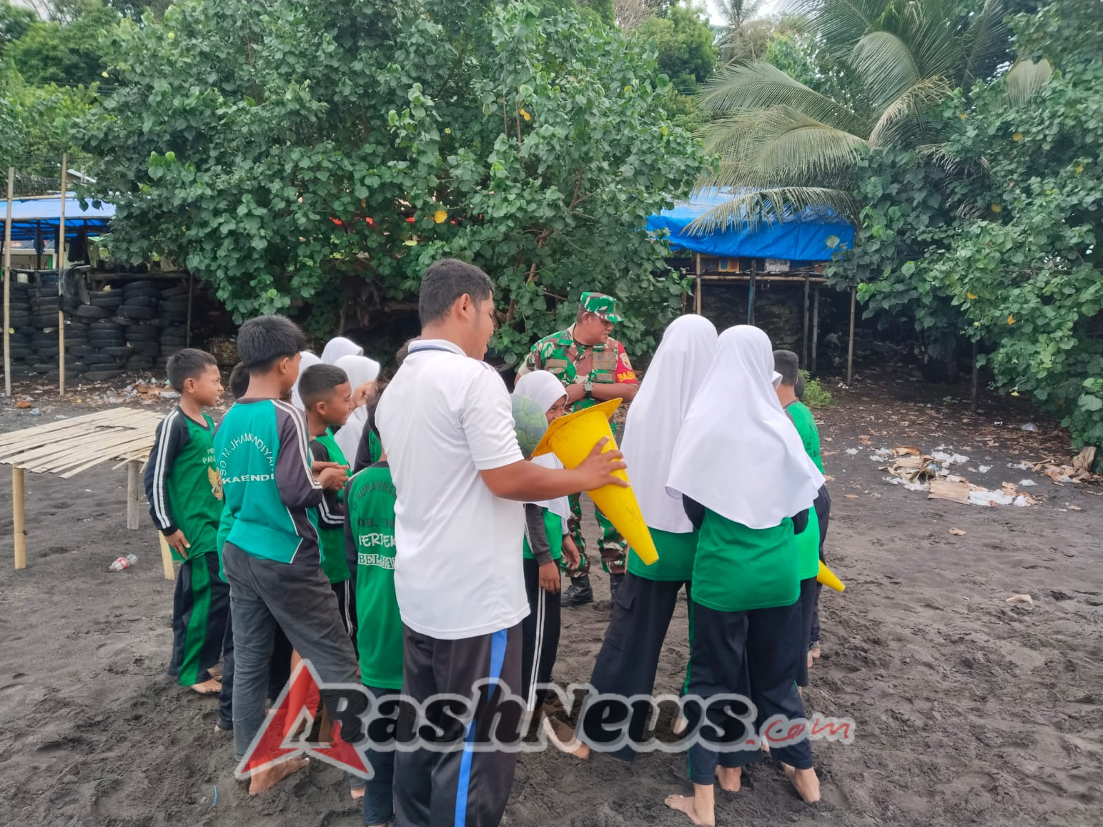 Komsos dan Pamwil, Babinsa Ende Utara Hadirkan Rasa Aman bagi Warga