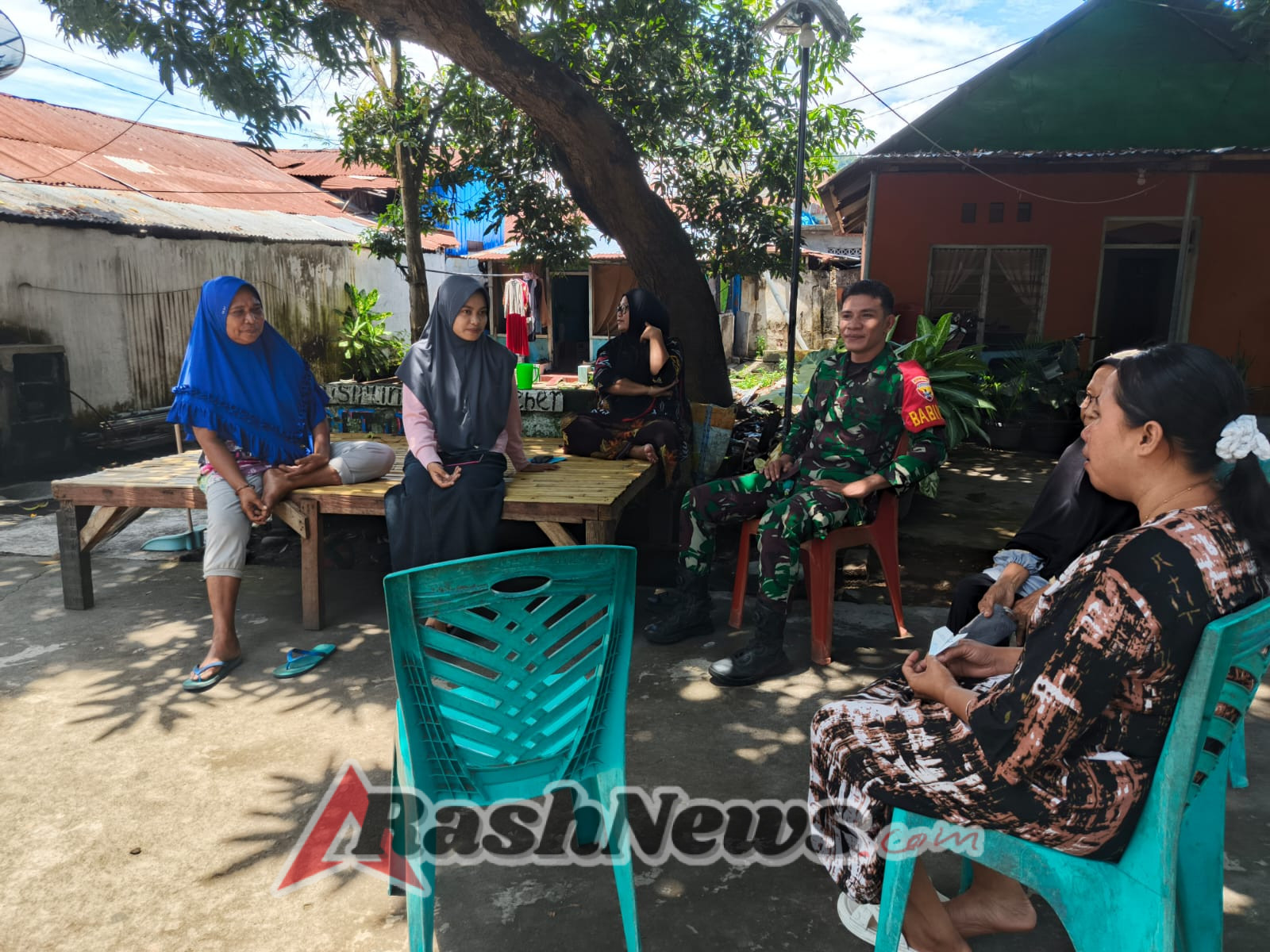 Babinsa Wolowaru Pererat Kemanunggalan TNI-Rakyat Lewat Komsos dan Pamwil