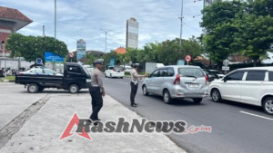 Sat Lantas Polres Bandara Kendalikan Kemacetan, Akses Menuju Bandara Tetap Lancar
