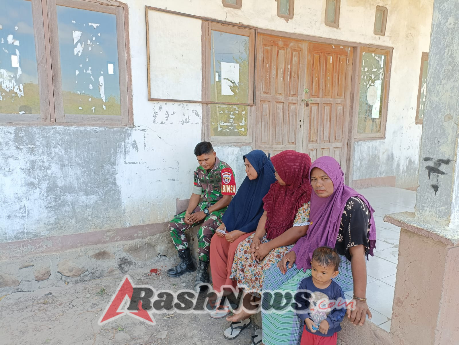 Babinsa dan Masyarakat Desa Tobotani Bersinergi untuk Ciptakan Lingkungan Aman dan Kondusif