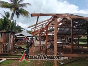 Wujud Kepedulian, Babinsa Pahunga Lodu Bantu Pembangunan Rumah Warga Binaan