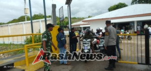 Babinsa Amankan Proses Bongkar Muatan KMP Kalibodri di Pelabuhan Pantai Baru