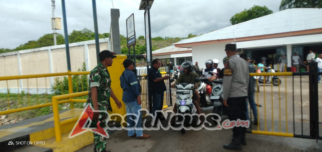 Babinsa Amankan Proses Bongkar Muatan KMP Kalibodri di Pelabuhan Pantai Baru