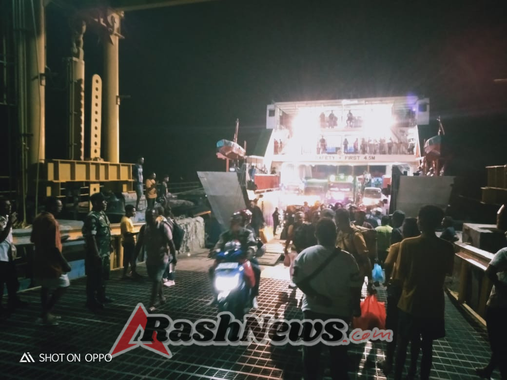 Situasi Aman, Babinsa Pantai Baru Monitoring Bongkar Muatan Kapal Garda Maritim 3