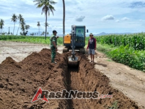Serda Abdul Hafid Kawal Pekerjaan Jaringan Irigasi Air Tanah di Desa Rasabou