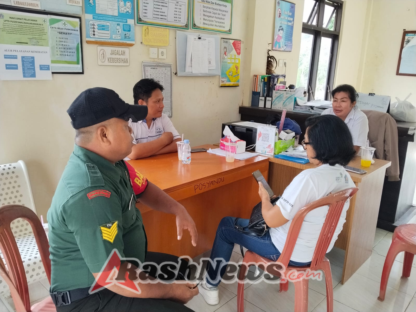 Komsos Di Pustu, Bidan Desa Sampaikan Apresiasi Keaktifan Babinsa Getakan Dalam Kegoatan Kesehatan