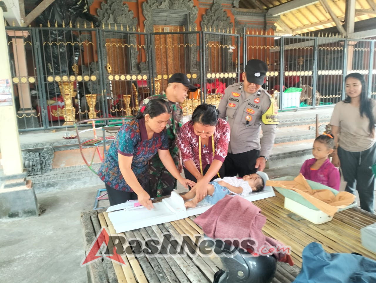 Babinsa Bakas Dampingi Posyandu Balita,  Tegaskan Peran Aktif TNI  Tingkatkan Kualitas Kesehatan  Generasi Penerus