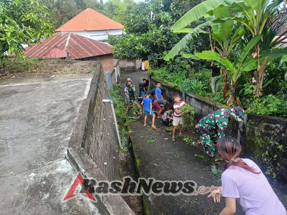 Babinsa Padangbulia Pimpin Aksi Kebersihan Lingkungan Bersama Warga