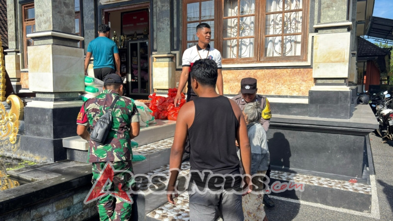 Dukung Program Pemdes Peduli Lansia, Kopda Komang Puspantara Bantu Penyaluran Sembako
