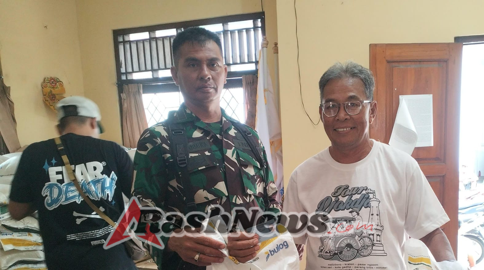 TNI Hadir Di Tengah Rakyat, Babinsa Kusamba Kawal Distribusi PBP Kepada Warga Binaan
