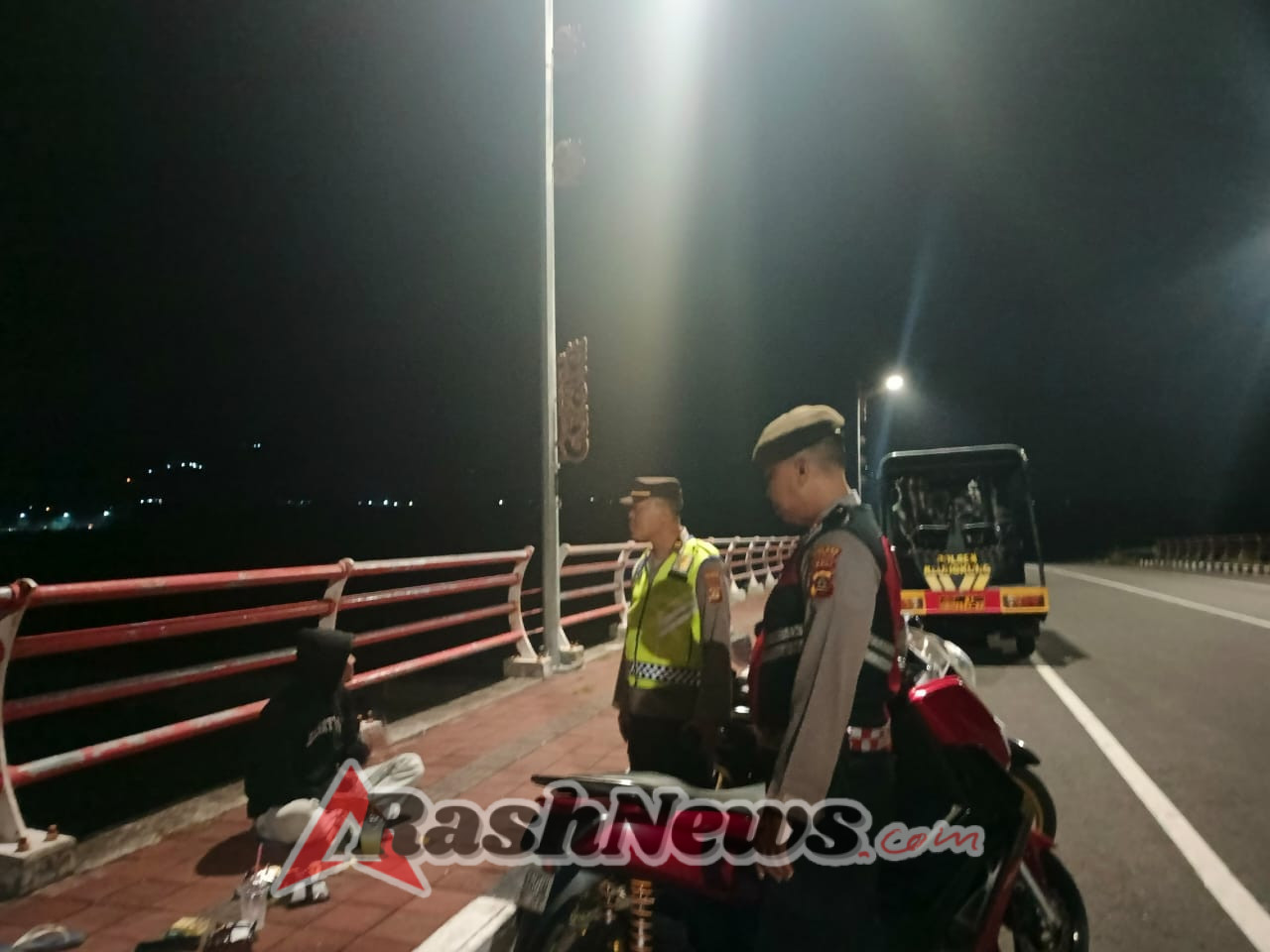 Cegah Aksi Balap Liar, Personel Unit Samapta Polsek Klungkung Intensifkan Patroli ke Jembatan Merah PKB