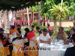 Bhabinkamtibmas Tihingan Amankan Kegiatan Gerak Jalan Santai HUT ke-41 SMPN 2 Banjarangkan