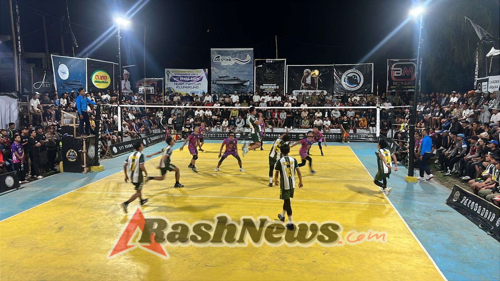 Personel Polsek Nusa Penida Laksanakan Pengamanan Semi Final Turnamen Bola Volly Batukandik Cup II