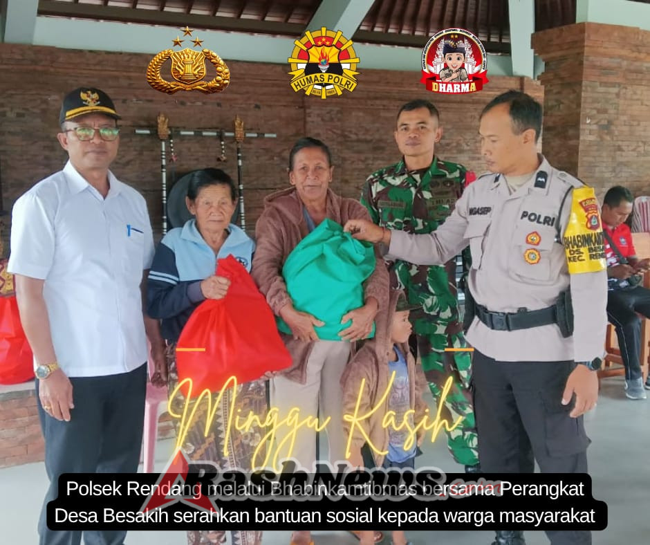 Bhabinkamtibmas Bersama Perangkat Desa Dinas Serahkan Bantuan Sosial Kepada Warga Besakih