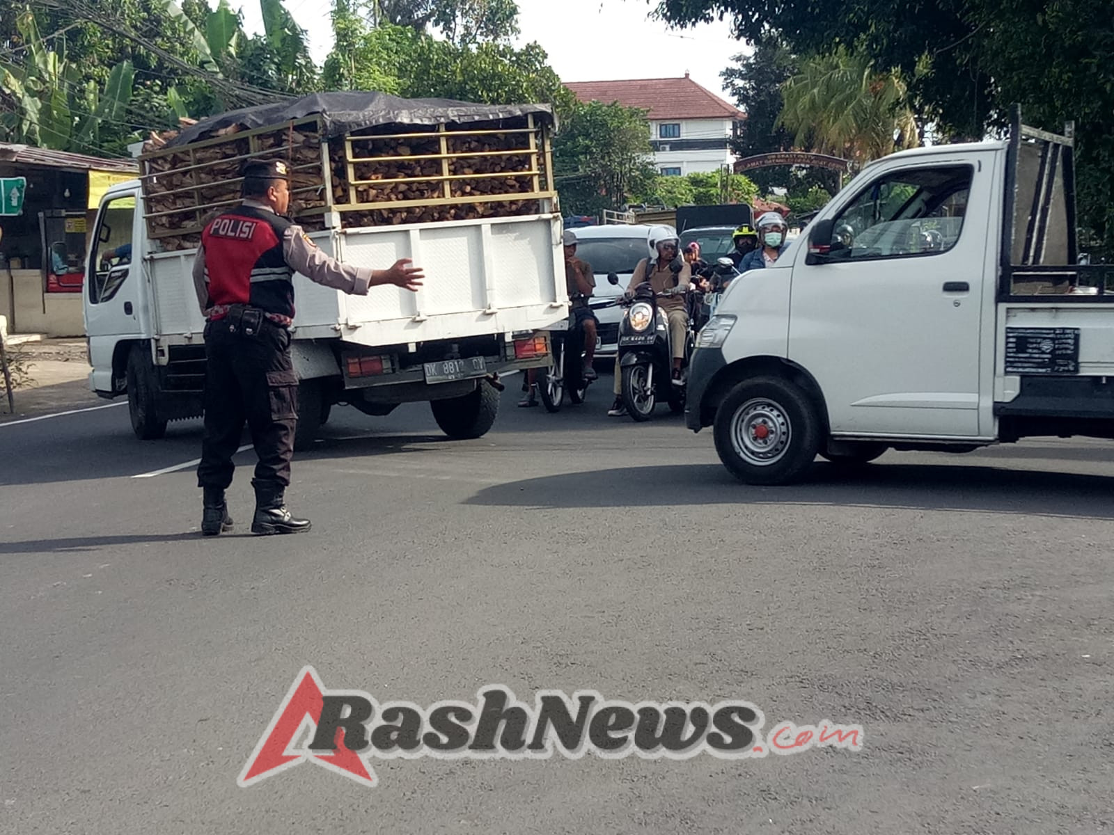 Sore Hari Aman & Lancar, Personel Polsek Abiansemal Lakukan Pengaturan Lalu Lintas Di Ruas Jalan Utama