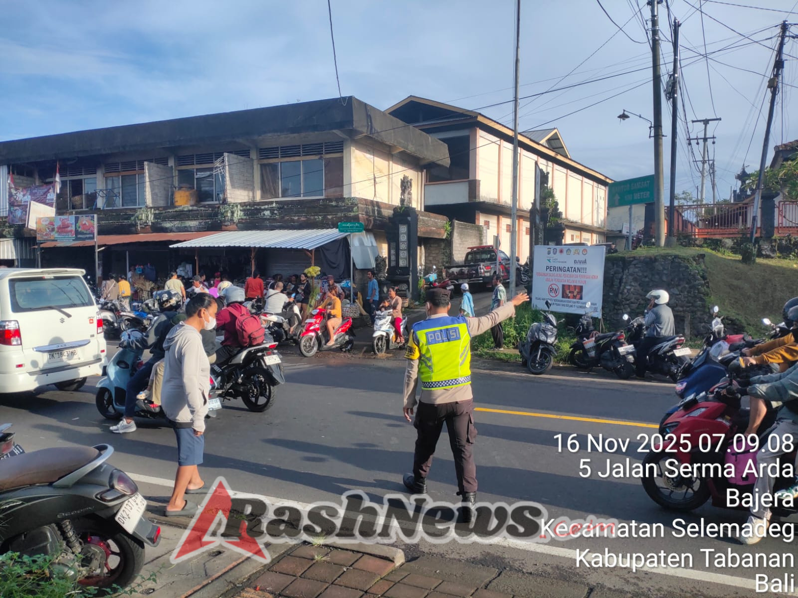 Cegah Macet/Laka, Polsek Selemadeg Strong Point pagi Simpang Pasar Bajera