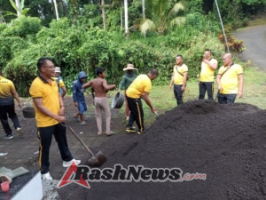 Kapolsek Marga Bersama Personil Gotong Royong Bantu Pengecoran