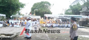 Bhabinkamtibmas Kesiman Petilan Atensi Upacara Tawur Balik Sumpah Agung Lebur Sangsa di Padanggalak