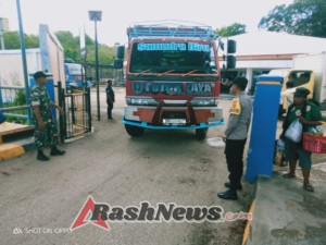Pengamanan Ketat Babinsa di Pelabuhan ASDP Pantai Baru, Keberangkatan Kapal Berjalan Lancar