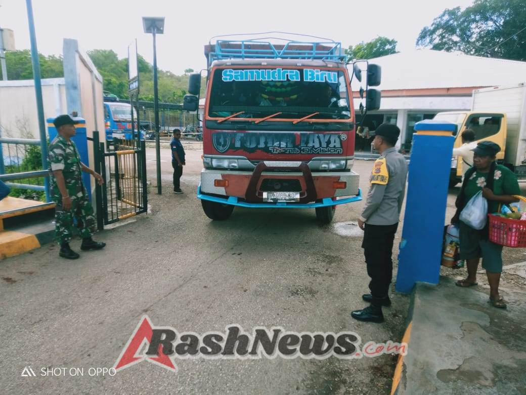 Pengamanan Ketat Babinsa di Pelabuhan ASDP Pantai Baru, Keberangkatan Kapal Berjalan Lancar