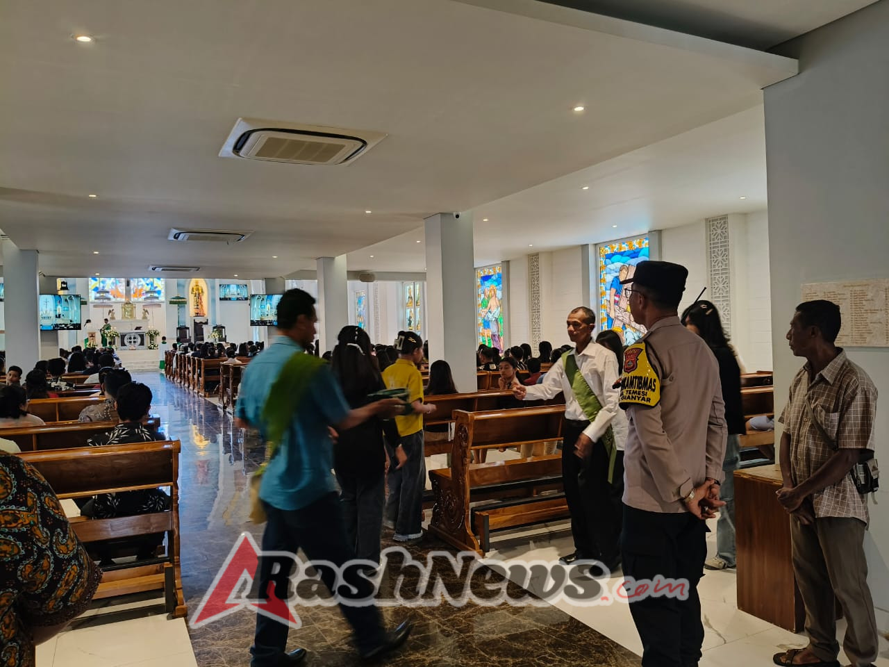 Polsek Gianyar Amankan Pelaksanaan Misa Hari Minggu di Gereja Santa Maria Ratu Rosari