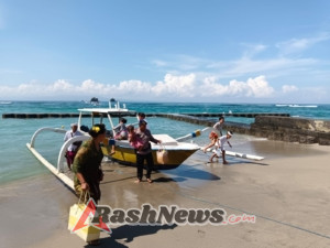 Sat Polairud Bantu Warga dan Menggendong  Anak Kecil saat Upacara Ngaturang Pekelem