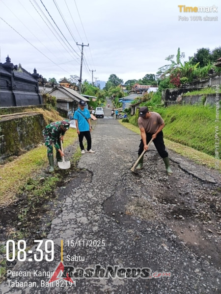 Bhabinkamtibmas Desa Perean Kangin Gotong Royong Pembetonan Jalan Berlubang Mulai Perean Kangin s.d. Perean Tengah