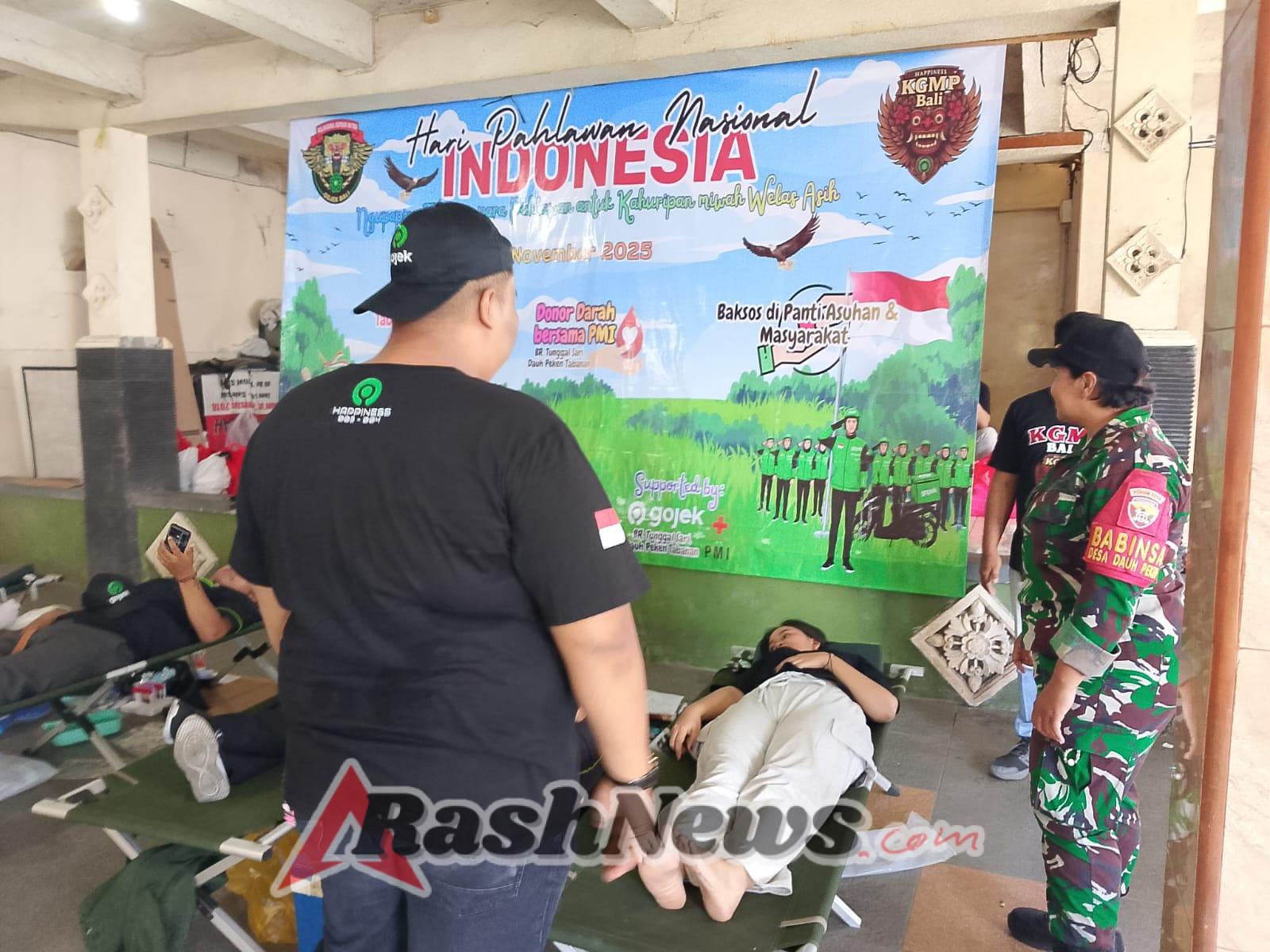 .Donor Darah dan Pembagian Sembako di Banjar Tunggal Sari, Babinsa Widiarkeni Apresiasi Kepedulian Sosial Gojek Bali