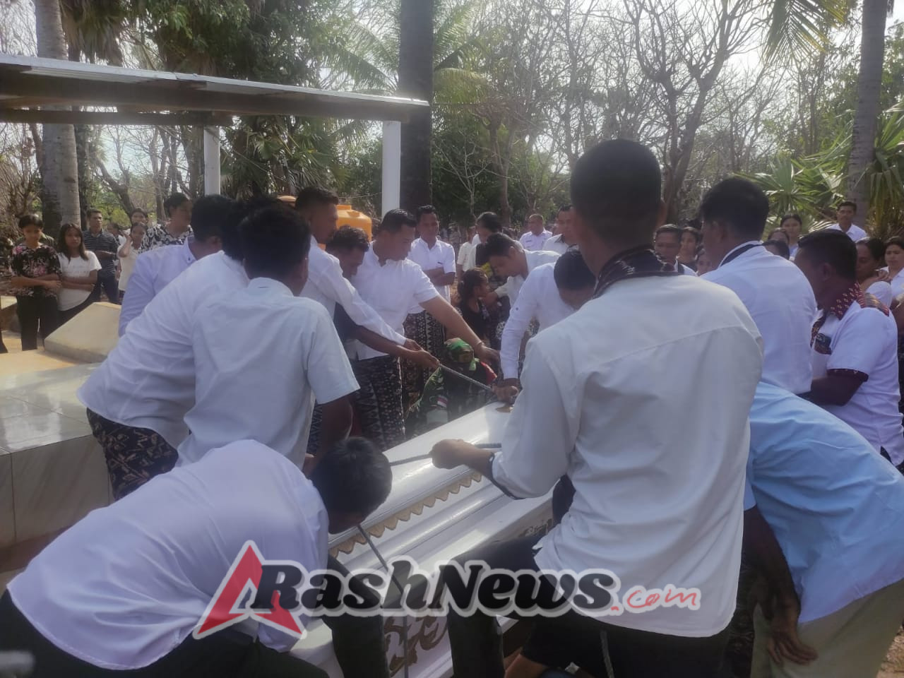 Tugas Kemanusiaan: Babinsa Pantau dan Ikuti Prosesi Pemakaman Warga di Rote Barat Daya