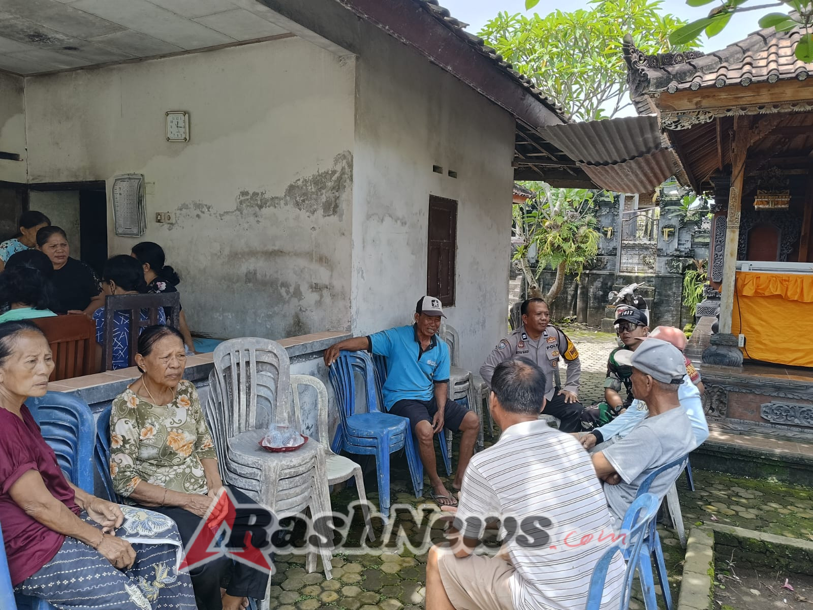 Babinsa Serka I Gede Semara Putra Laksanakan Sambang Duka di Desa Budeng