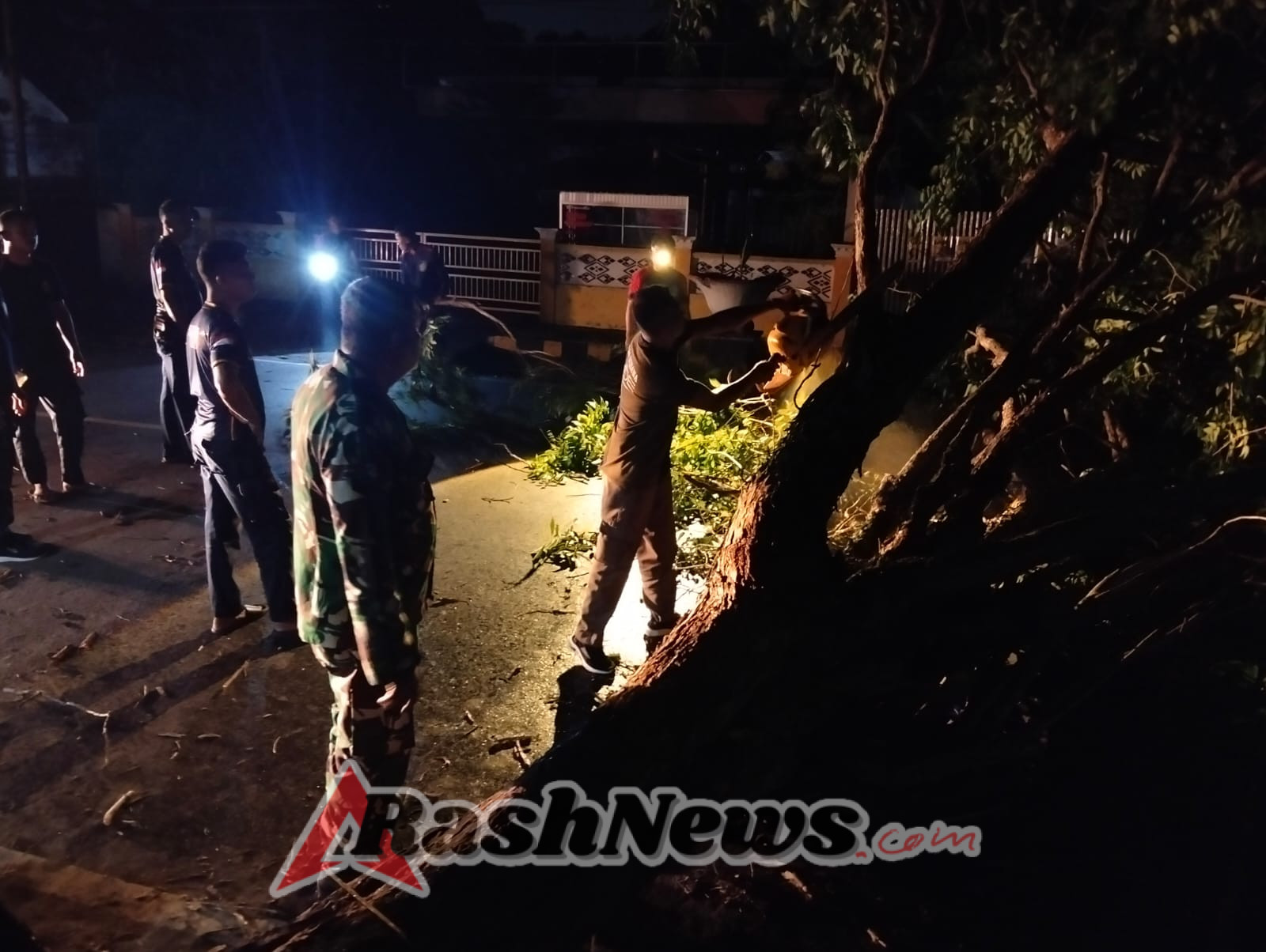 Tiang Kabel Telkomsel Melintang di Jalan Imam Bonjol, Gotong Royong Warga Dan Babinsa Atasi Hambatan