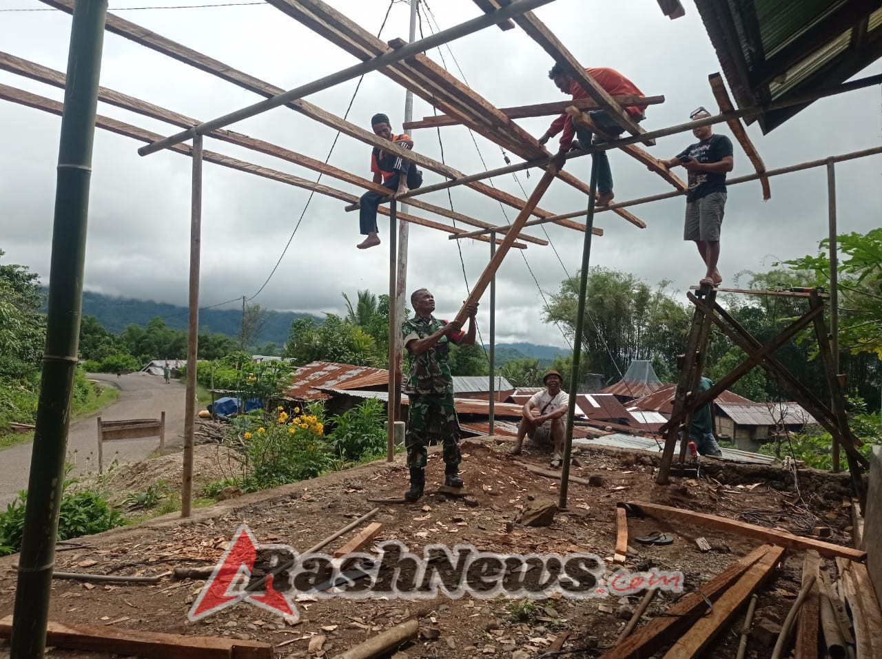 Babinsa Koramil 1602-04/Maurole Perkuat Komsos Lewat Karya Bhakti di Desa Je’o Du’a